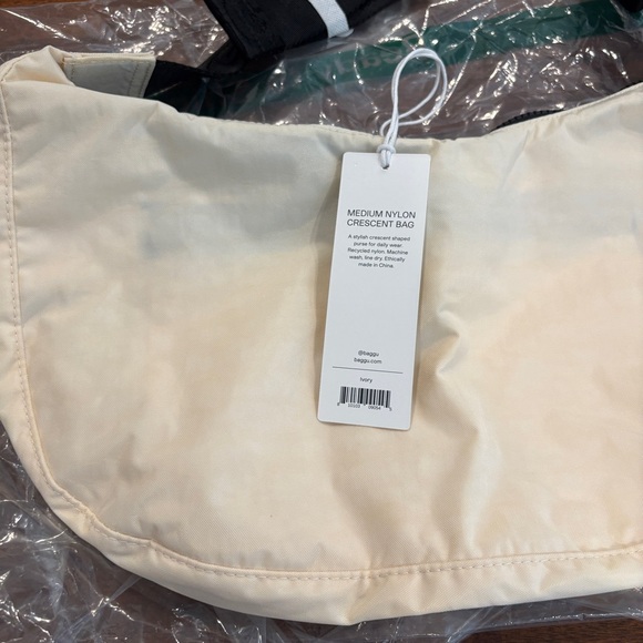 BAGGU Medium Crescent Crossbody in Ivory - Picture 2 of 6